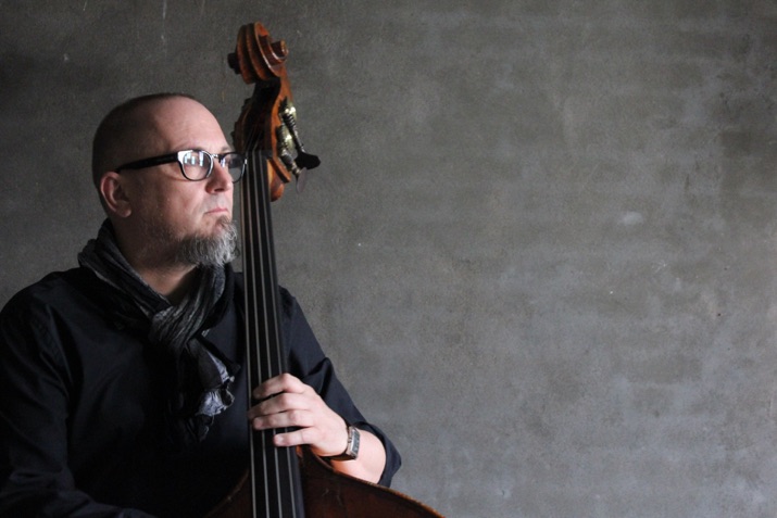 Chris Mentens speelt contrabas