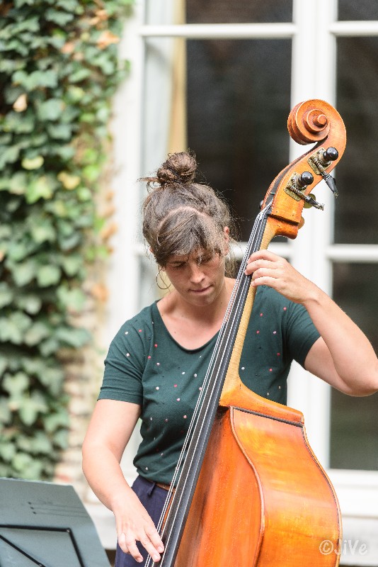 Yannick Peeters speelt bas op Jazzathome 2018