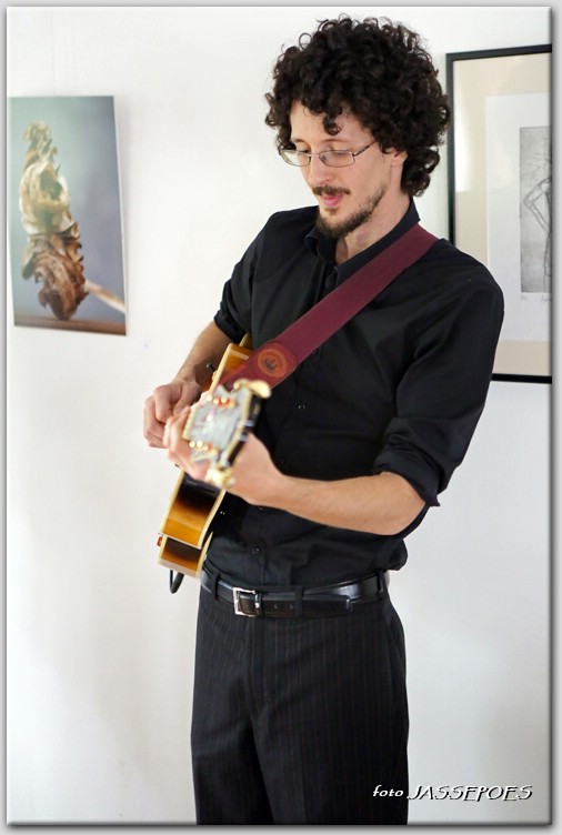 Matteo Carola  speelt gitaar bij Galerie Duende tijdens Jazzathome 2013