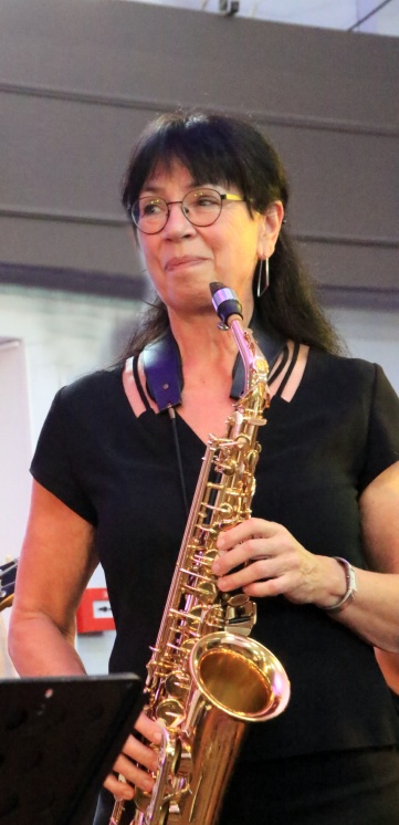 Fieke Hordijk speelt sax
