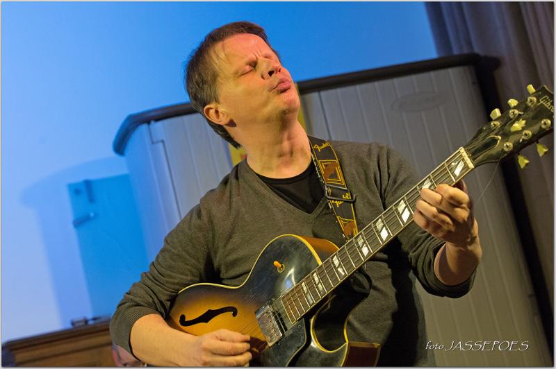 Hans Van Oost speelt gitaar in de Jazzzolder 2018