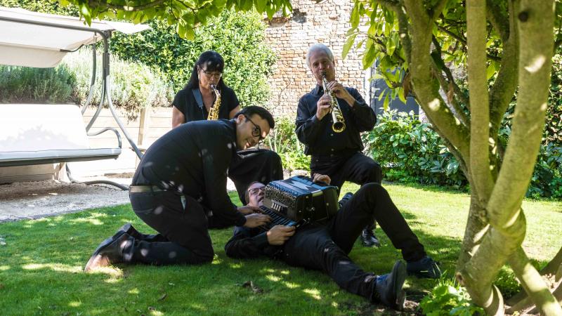 Jazz-a-Leo Quartet groepsfoto in tuin bij De Goudvis tijdens Jazzathome 2019