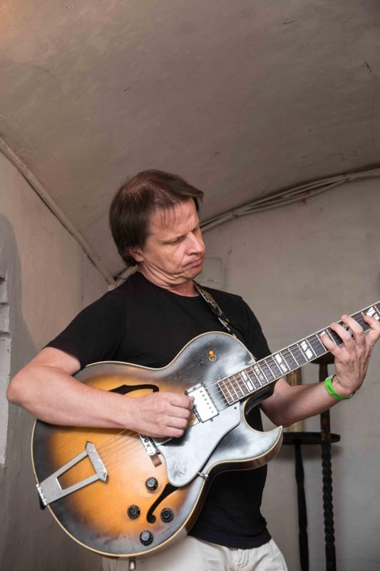Hans Van Oost speelt gitaar tijdens Jazzathome 2019