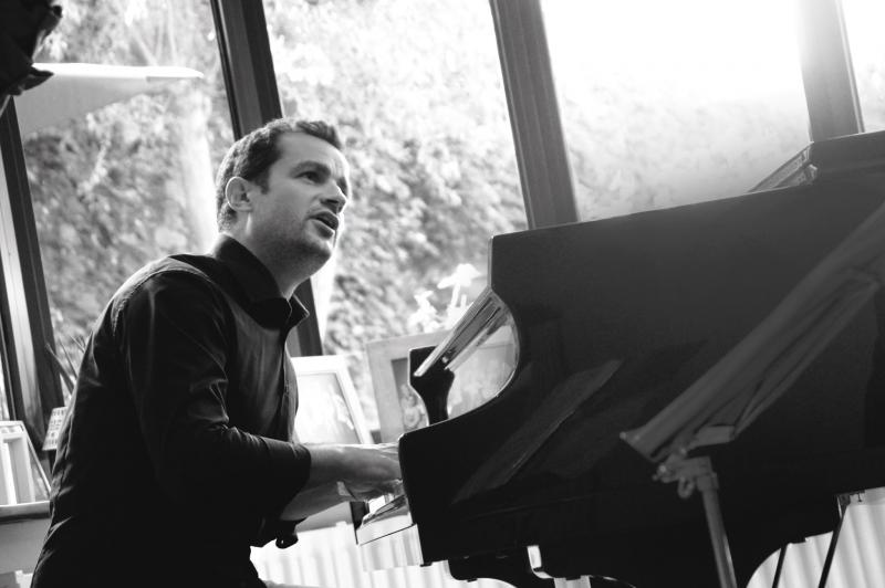 Pierre Anckaert speelt piano tijdens Jazzathome 2019