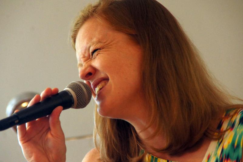 Evi Roelen zingt tijdens Jazzathome 2019