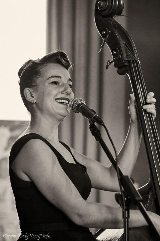 bassist en zangeres Juno Kerstens tijdens Jazzathome 2019