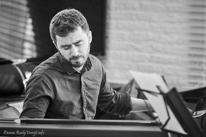Martin Salemi speelt piano tijdens Jazzathome 2019
