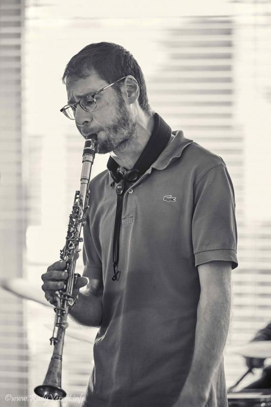 Jordi Grognard speelt sax tijdens Jazzathome 2019