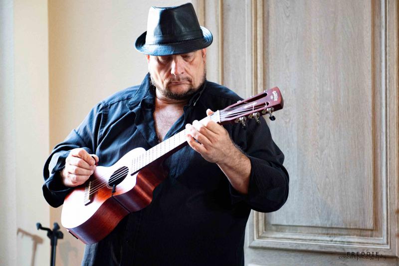 Maurice Chefneux speelt gitaar in Galerie M tijdens Jazzathome 2019