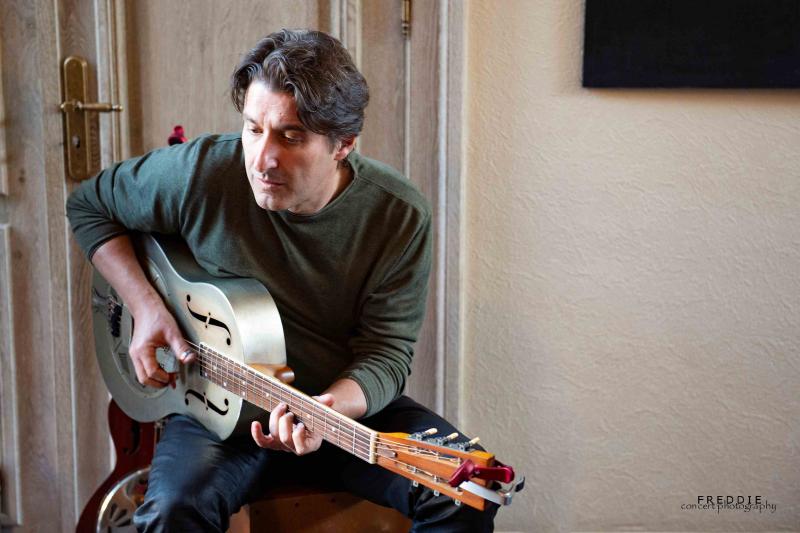 Fernando Neris speelt gitaar in Galerie M tijdens Jazzathome 2019