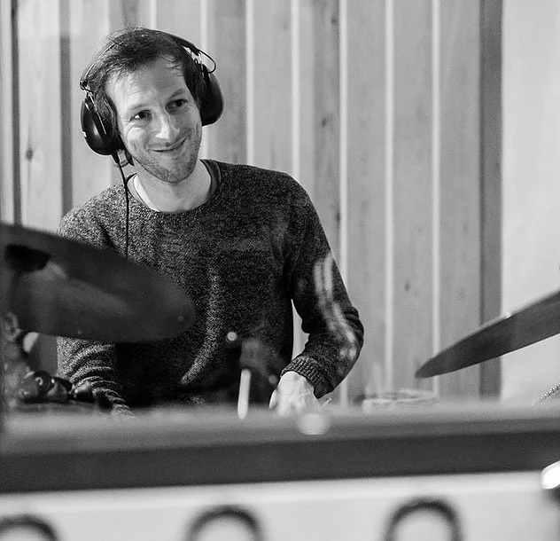 Jelle Van Giel in een opnamestudio