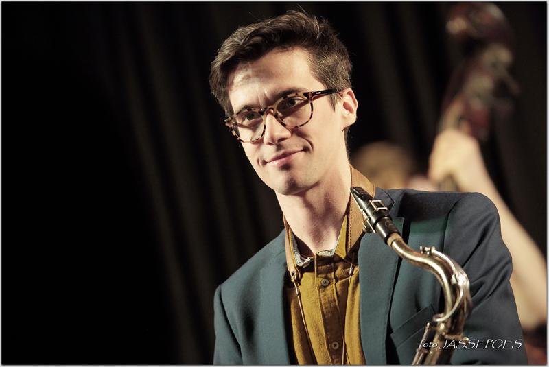 Matthias Van den Brande speelt sax
