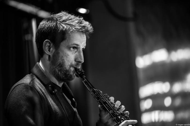 Tom Bourgeois speelt sax
