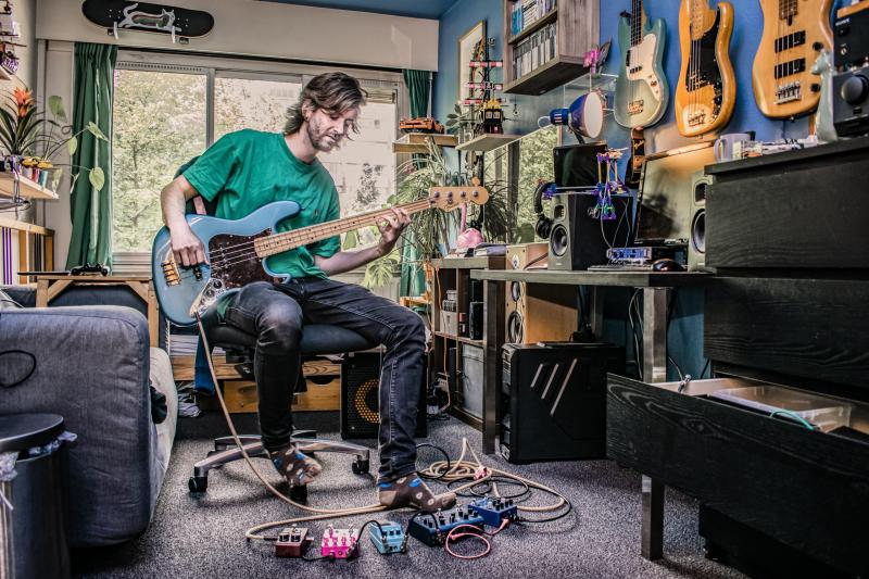 Reindert Kragt speelt basgitaar