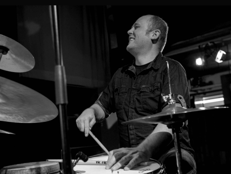 Chryster Aerts speelt drums