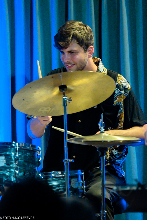 Daniel Jonkers speelt drums tijdens Jazzathome 2023
