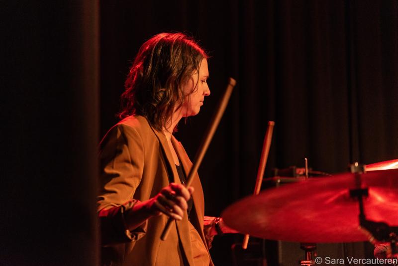 Evi Bultinck speelt drums