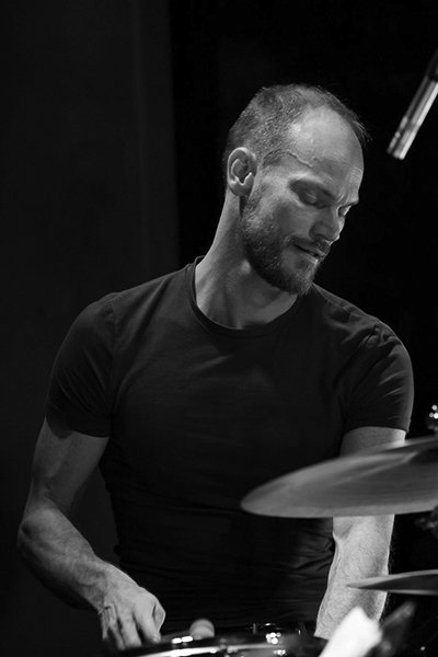 Thomas Grimmonprez speelt drums