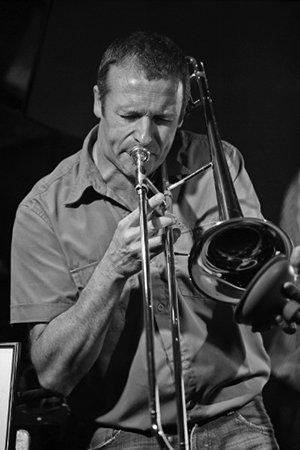 Phil Abraham speelt trombone