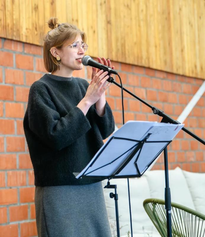 Nele Uyttendaele zingt