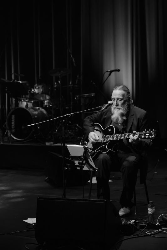 Chris Peeters speelt gitaar