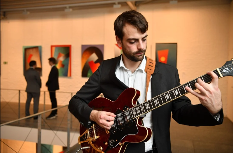 Machiel Heremans speelt gitaar