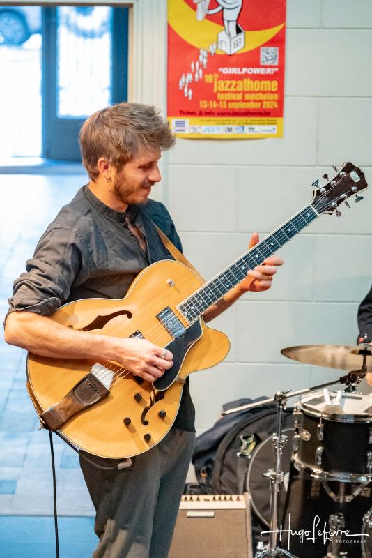 Yvan Rother speelt gitaar tijdens persvoorstelling Jazzathome 2024