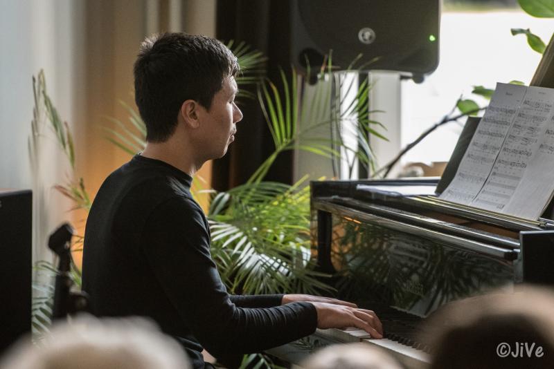 Alex Koo speelt piano tijdens Jazzathome 2024