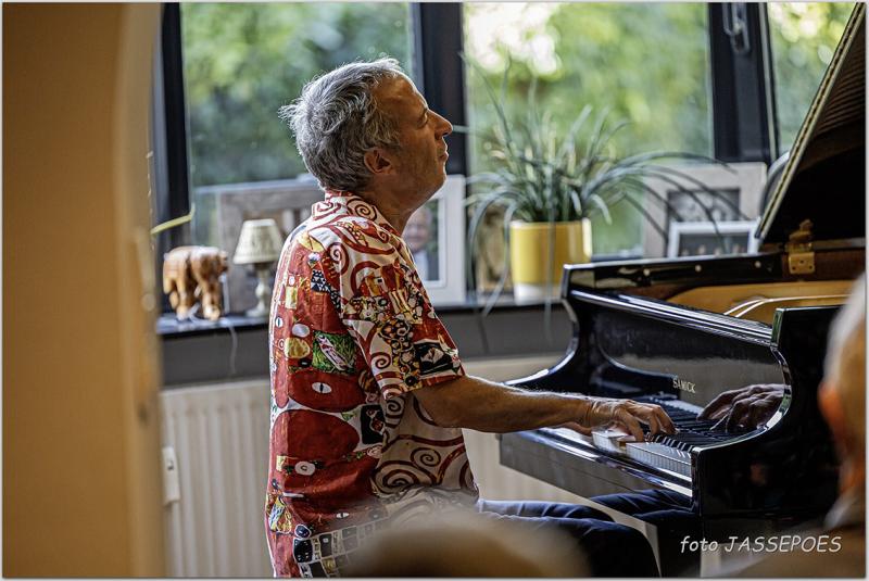 Ivan Paduart speelt solo piano tijdens Jazzathome 2024