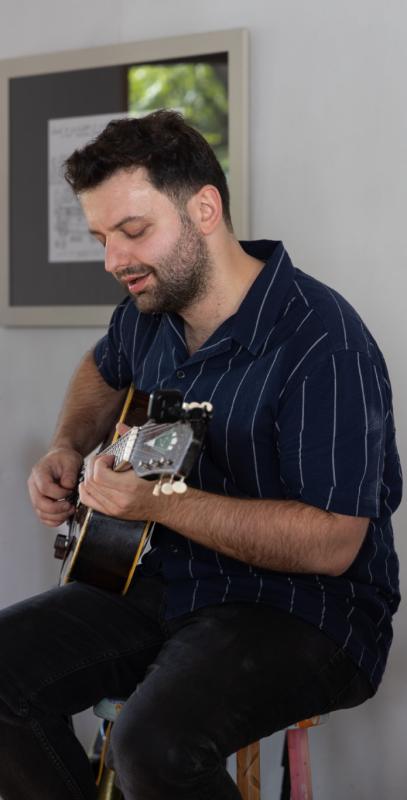 Artan Buleshkaj speelt gitaar tijdens Jazzathome 2024