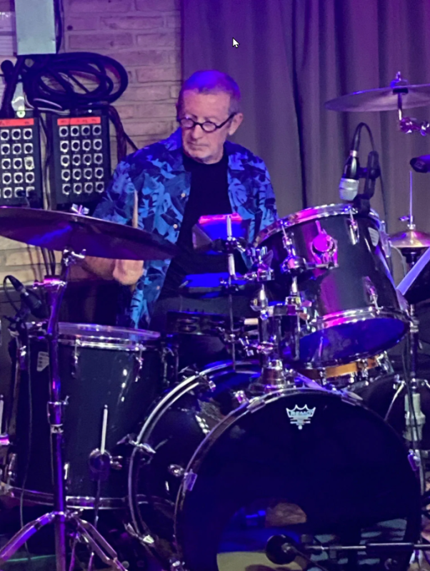 Danny Arnouts speelt drums