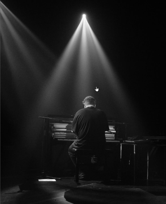 Grégoire Gerstmans speelt piano