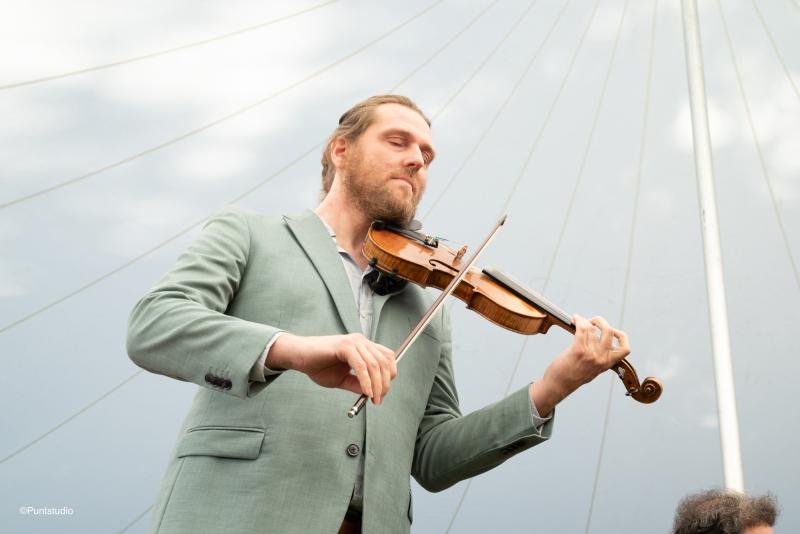 Kevin Van Staeyen speelt viool