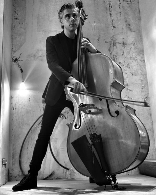 Ruben Appermont speelt contrabas