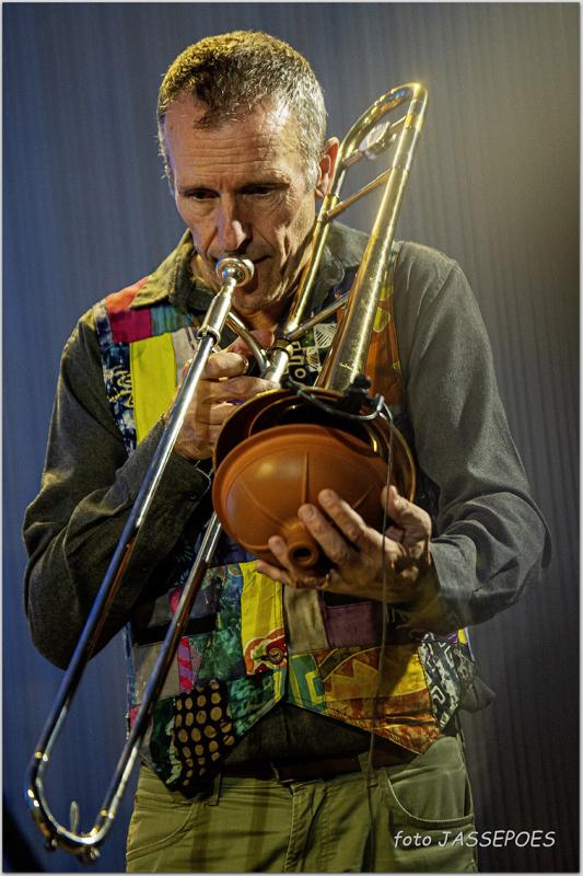 Phil Abraham speelt trombone met demper op Jazzathome 2024