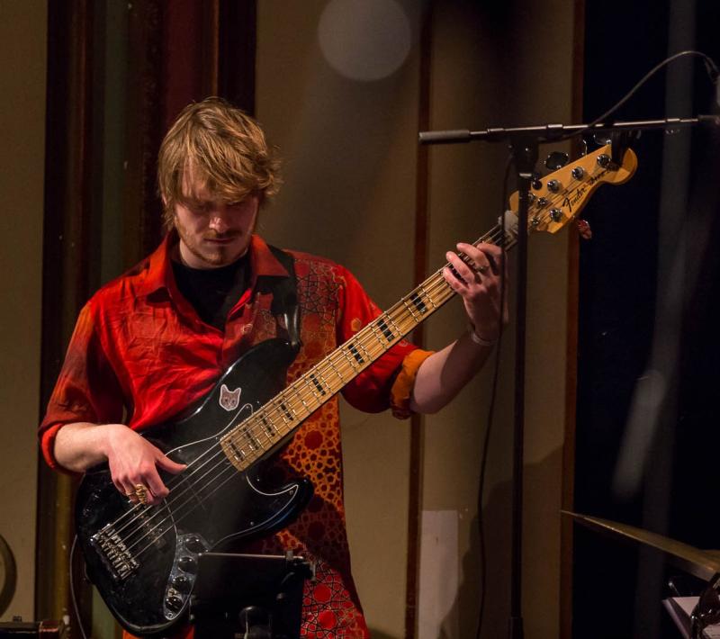 Felix De Clerck speelt elektrische bas