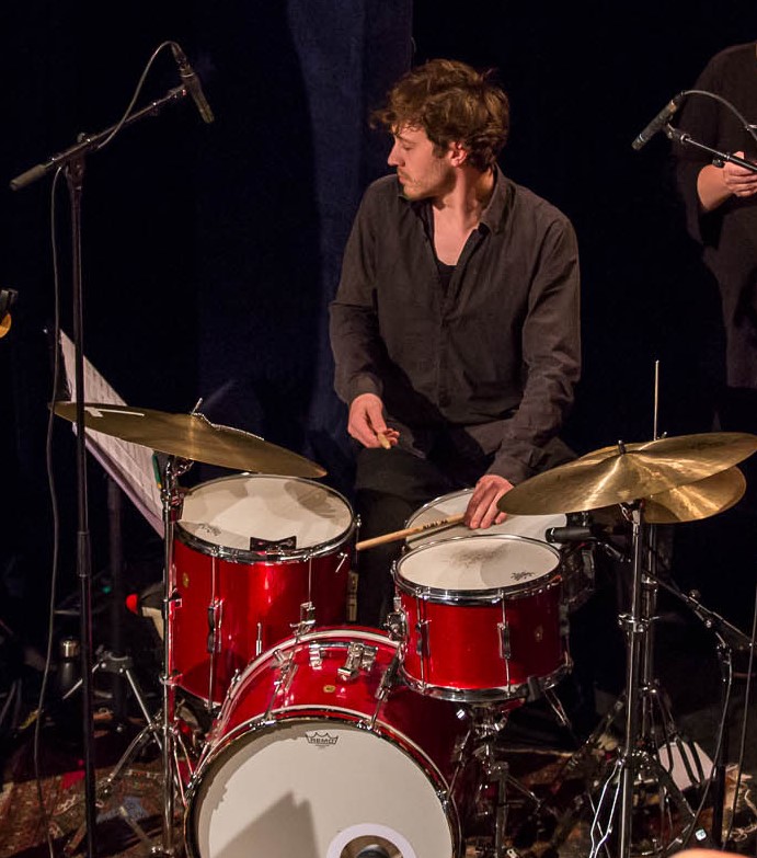 Simon Raman aan de drums met Vokalis
