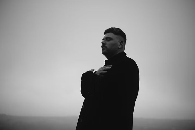 Grégoire Gerstmans poseert