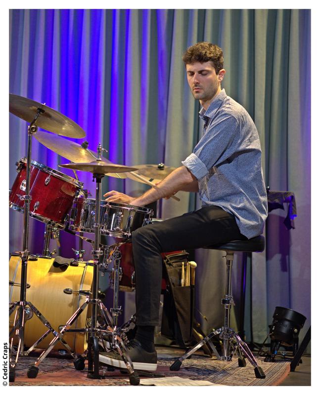 Martin Hafizi speelt drums in Jazzzolder juni 2024