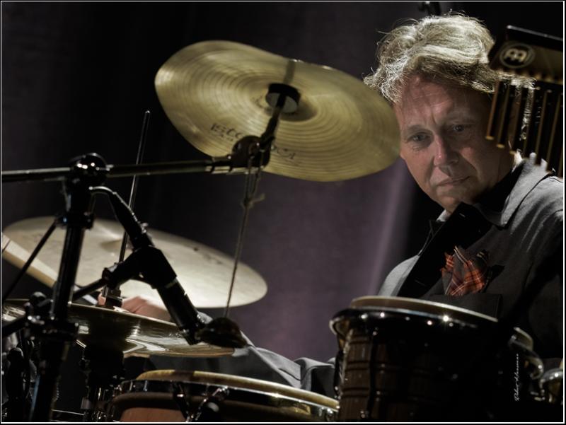 Stephan Pougin speelt drums - fotograaf Robert Hansenne