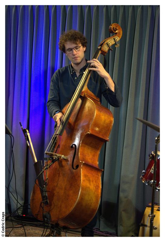 Johannes Fend speelt contrabas in Jazzzolder juni 2024
