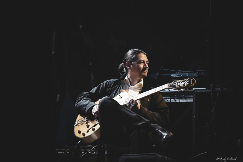 Lee Lebens op gitaar