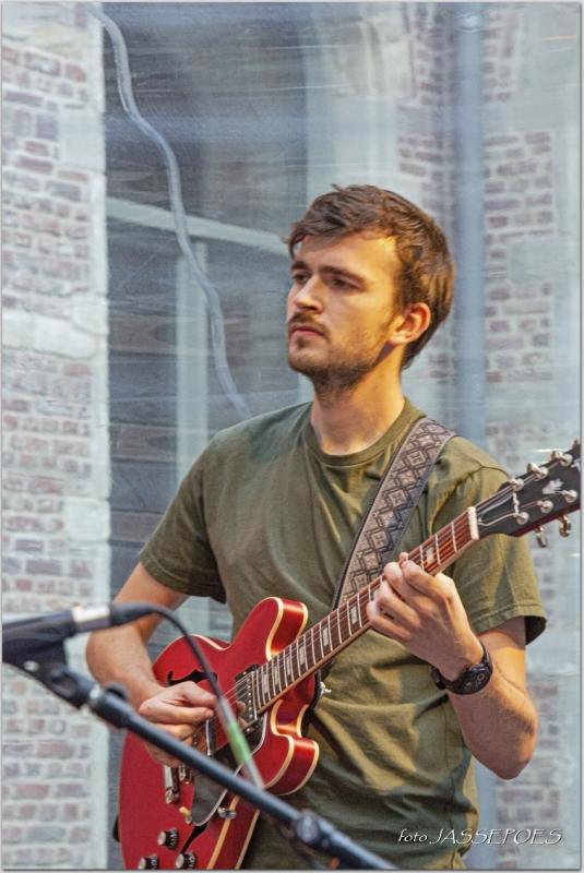 Jeroen Reggers speelt elektrische gitaar tijdens Predikheerlijke Zomer 2022