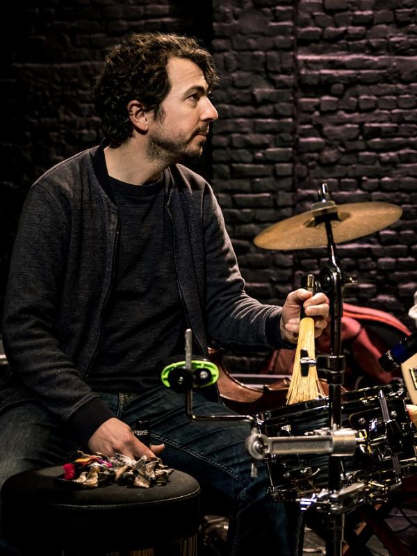 Yves Peeters speelt drums en percussie