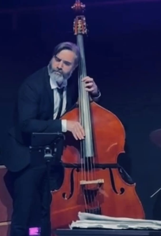 Benny Van Acker speelt contrabas