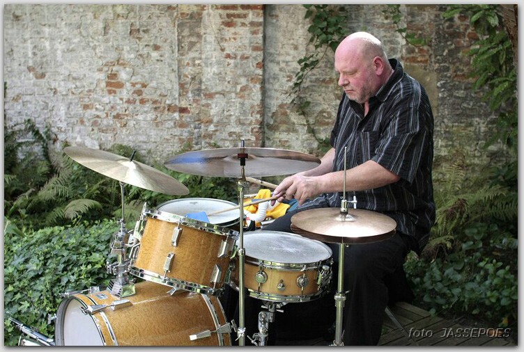 Mike Goyvaerts speelt drums bij Jazzathome