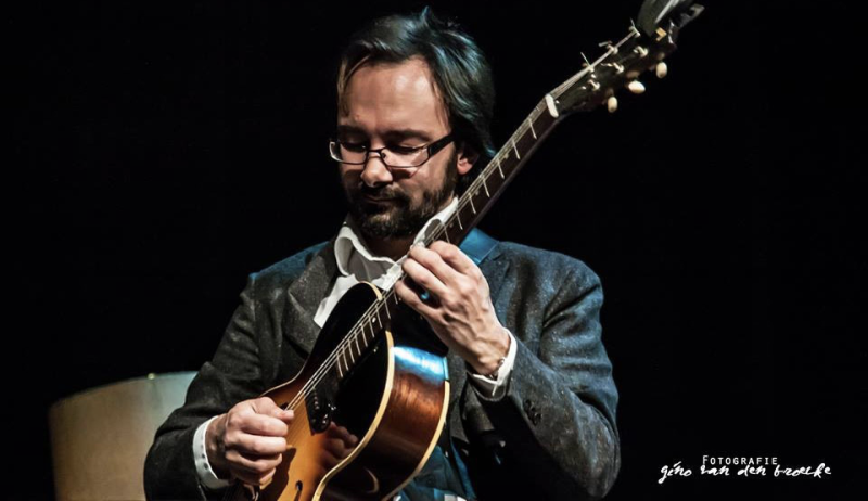 Ramsy Irani speelt gitaar