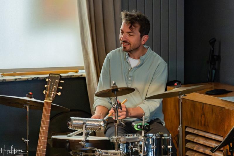 Yves Peeters speelt drums en percussie tijdens Jazzathome 2025