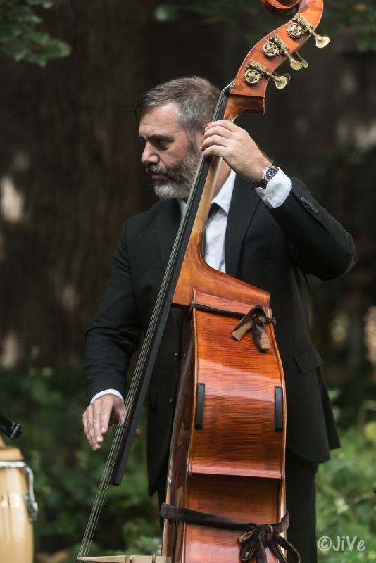 Benny Van Acker speelt contrabas tijdens Jazzathome 2025