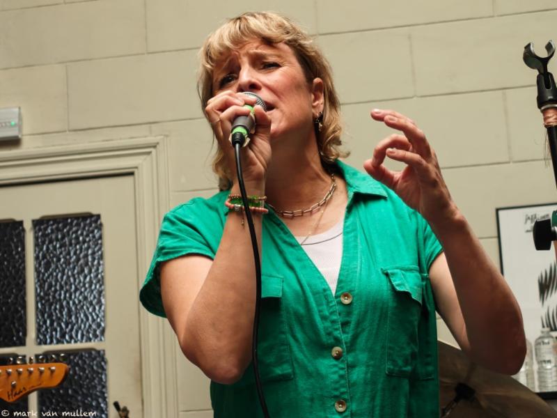 zangeres Ingrid Weetjens tijdens Jazzathome 2025